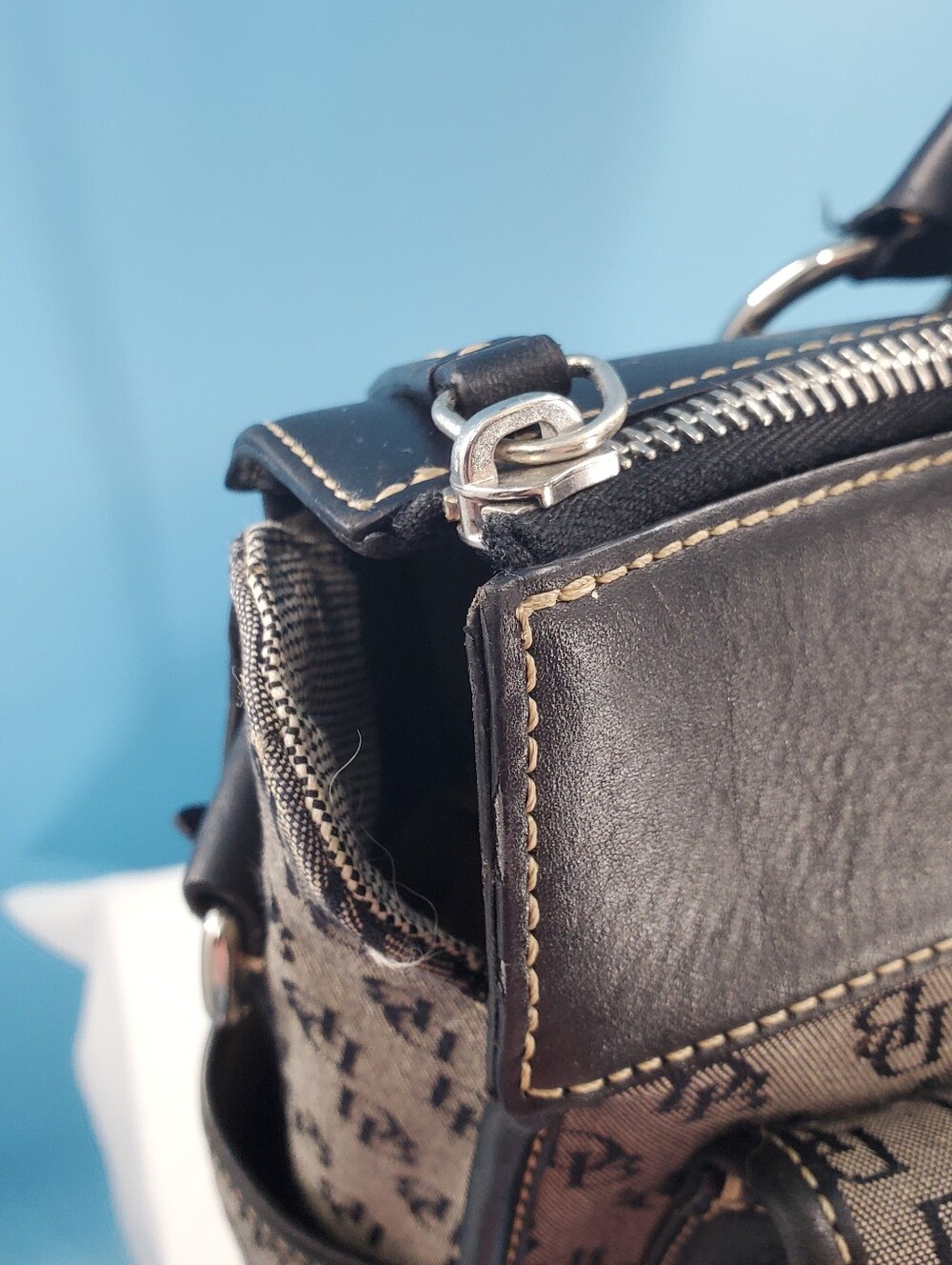 Dooney & Bourke two pocket shoulder bag - Picture 4 of 16